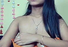 जानू लड़की ने वेबकैम पर टिट प्ले से लत लगा दी