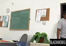 फैट अस टीचर केली स्टैक्स हंग ब्लैक स्टूडेंट से रेल्ड होती है