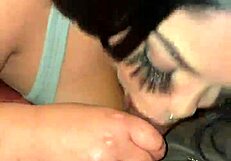 पड़ोसी मूवी के बहाने आया, मैंने बड़ा लंड चूस लिया!