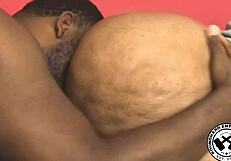 हेय, चेक आउट ये मसिव कमशॉट्स ऑल ओवर ह्यूज टिट्स एंड ऐस