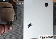 बड़े स्तन वाली कर्वी श्यामला जवान लड़की और छोटी गोरी को फर्जी UK एजेंट ने पकड़ा