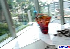 लिली जॉर्डन ने मस्ती के लिए टांगें चौड़ी कीं