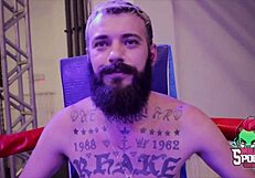 टैटूड ब्रूनेट टिटो गोमेज मॉन्स्टर लंड एनल डीपथ्रोट लेती है