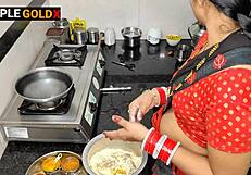 कोमल दिवाली के नाश्ते बना रही थी जबकि देवर भाभी को मजा देने ले गए