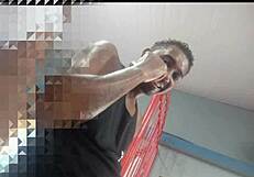 Dois jovens ficaram trocando olhares na academia em seguida neg�o foi pra casa da desconhecida fuder ela gozando dentro