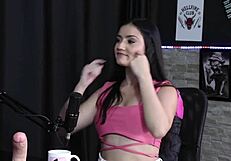 करेन गोंसाल्वेस शीयर रेड में टॉयस पर ब्लोजॉब स्किल्स दिखाती है