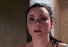 एनल स्लेव को हार्ड व्हिप्ड और इंटेंस बीडीएसएम सेशन में बँग्ड