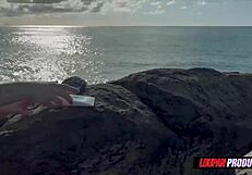 Fudendo a Buceta e Cu da Emme White na Praia