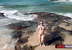 Fudendo a Buceta e Cu da Emme White na Praia