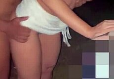 Quando o marido entrega sua linda esposa ruiva a dois negros dotados no terreno abandonado