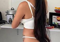 ACOMPAÑAME HACER EL DESAYUNO CON ESTA BELLA LATINA DE GRANDES TETAS Y CULO