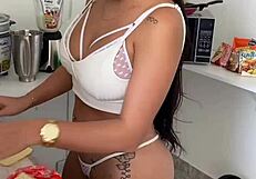 ACOMPAÑAME HACER EL DESAYUNO CON ESTA BELLA LATINA DE GRANDES TETAS Y CULO