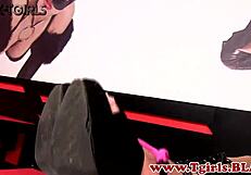 क्या वो मैच्योर एबनी शीमेल अपना सख्त लंड हिला रही है? हां, देखो वांक करती हुई