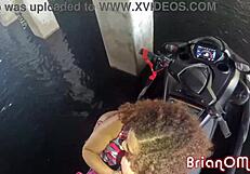 एबोनी प्रिंसेस विलो राइडर ने बड़ी गांड को बड़े लंड पर उछाला, पब्लिक में जेट-स्की राइड!