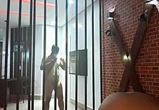 मैं अपनी गुलाम को जेल की सलाखों से जोर से चोद रहा हूँ