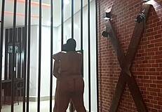 मैं अपनी गुलाम को जेल की सलाखों से जोर से चोद रहा हूँ