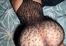 कल हायर की ब्रूनेट के लिंगरी में रसीली गांड है