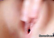 क्यूट टीन 18+ अपनी वेट सॉफ्ट हॉर्नी चूत को जोर से रब करती है!