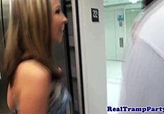 घरेलू पार्टी ऑर्गी में रियल एमेच्योर कमस्वैलोवर बड़े चुचों से कई लंड लेती POV