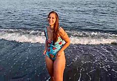 anaduro12 gets naughty at the beach