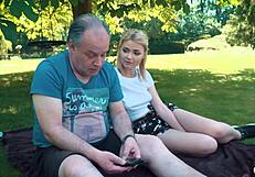 पिटाइट टीन ब्लॉन्ड ग्रैंडपा को हार्ड पिकनिक एक्शन के लिए सेड्यूस करती है