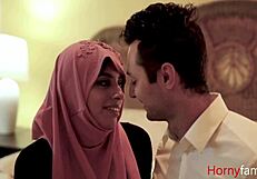 हिजाब में सौतेली बेटी सौतेले बाप के सख्त सफेद लंड पर सवार