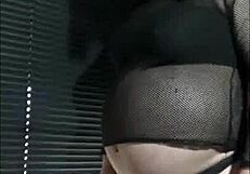 वाह रे, बायसेक्शुअल क्रॉसड्रेसर को खिड़की से पब्लिक मिल्किंग घरेलू क्लिप!