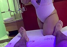 limpando e chupando os pés do senhor