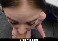 एथेना हार्ट लॉयल रहती है, लेकिन ऑफिसर उसे वर्क में शॉपलिफ्टिंग में ट्रिक करता है