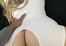 गोरी स्नोबनी के कपड़े बीबीसी ने फाड़े और चूत पेली