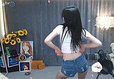 Korean Girl Dances with SENSUAL MAGIC on Phone