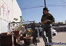 टैटू वाली बेब ब्लैक लंडों को वाइल्ड ब्लोबैंग में चूसती