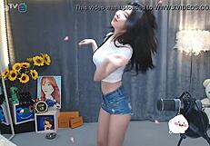 Korean Girl Dances with SENSUAL MAGIC on Phone