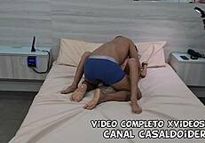 होटल में पतली नोविन्हा कारोलज़िन्हा मॉन्स्टर कॉक से बेंट ओवर, टाइट फ्रेम हर थ्रस्ट हैंडल करती है