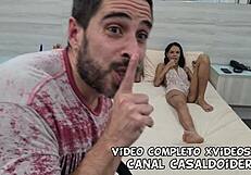 होटल में पतली नोविन्हा कारोलज़िन्हा मॉन्स्टर कॉक से बेंट ओवर, टाइट फ्रेम हर थ्रस्ट हैंडल करती है