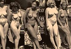 डार्क लैंटर्न एंटरटेनमेंट ने पुरानी औरतों के गुप्त कामुक राज खोले, यकीन करोगे