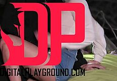 हेल याह! सुंदर बेब पेज ओवेंस वैनसा स्काई की बड़ी गंद चाटती है