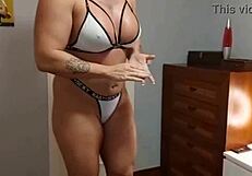 जायंटेस अपने विशाल क्लिट और टॉयज से भरी गांड को फ्लॉन्ट करती है