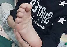 i suck my sexy feet in foot fetish play