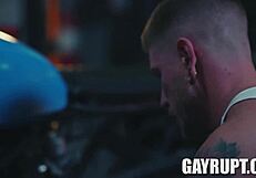 एक ब्रैट और जेंटलमैन, जैक बेली और कोल्ट स्पेंस, जोर से झुके