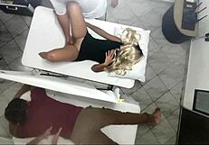 Video Grabación Real! Masajista Bangs Wife Next to Husband with Huge Ass