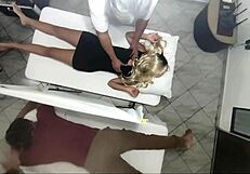 Video Grabación Real! Masajista Bangs Wife Next to Husband with Huge Ass