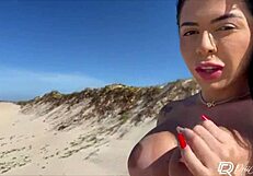 Gostosa safada encontrou f� na praia e fez sexo ao ar livre sem camisinha v�deo amador