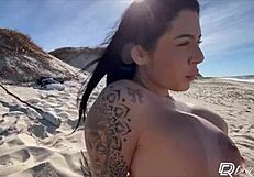 Gostosa safada encontrou f� na praia e fez sexo ao ar livre sem camisinha v�deo amador