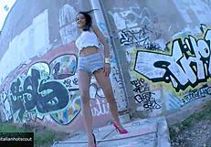 शानदार ब्रूनेट लड़की बाहर जोरदार ड्रिल करती है!