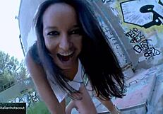 शानदार ब्रूनेट लड़की बाहर जोरदार ड्रिल करती है!