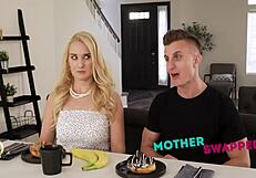 जिम्मेदार सौतेली मां जंगली सौतेली मां से ग्रुप चुदाई में स्वैप