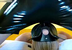 ब्लॉन्ड लेटेक्स में बैकसाइड थ्रोट फक एंड्योर करती है