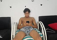 Sali del baño y me encuentro a mi hermanastro bien cachondo jalandose su gran verga y quise ayudarlo historia completa