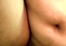 le chupo su rica verga a mi esposo me hace venir chupando mi vagina muy rico y despu�s lo monto de espalda hasta hacer qu� se corra dentro de mi vagina me deja goteando mi vagina con su semen